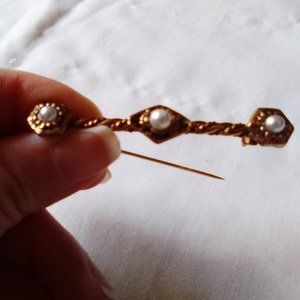 Goldtone and Pearl Bar Brooch Pin.